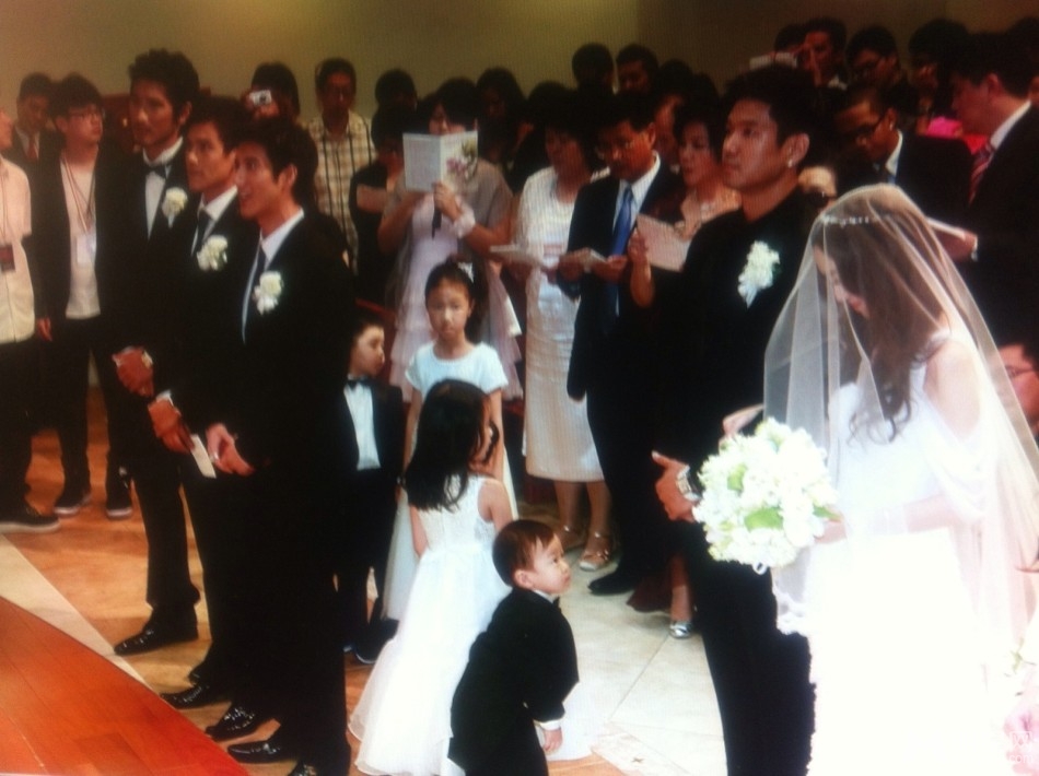 点击大图看下一张：范范黑人结婚两周年纪念日微博晒婚礼照片(2)
