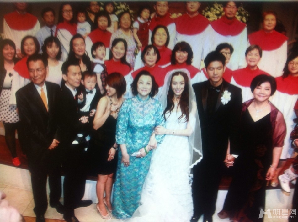 点击大图看下一张：范范黑人结婚两周年纪念日微博晒婚礼照片(5)