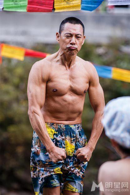 点击大图看下一张：黄晓明肌肉不及张丰毅 59岁肌肉男色吸引人(0)