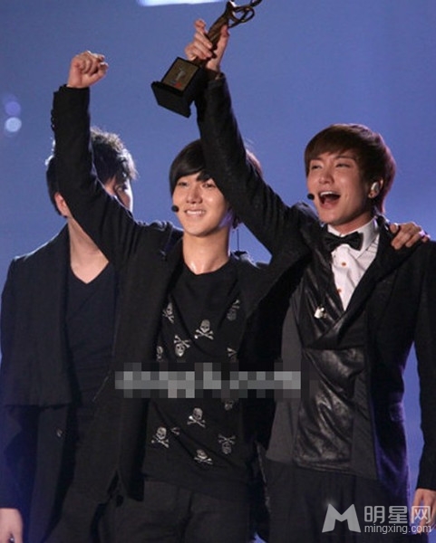 点击大图看下一张：2012韩国最红十大明星榜单出炉 (7)