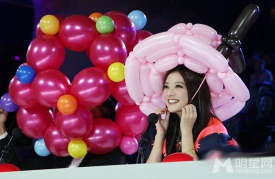 点击大图看下一张:中国达人秀曝节目花絮 赵薇刘烨齐卖萌(6)