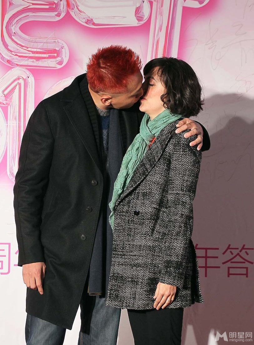 点击大图看下一张：刘烨当众与妻子拥吻秀甜蜜(4)