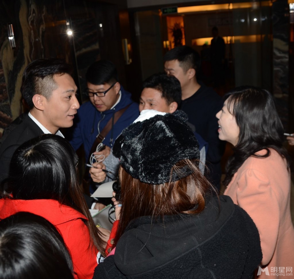 点击大图看下一张：刘烨被粉丝围堵求签名 进电梯不忘送飞吻(2)