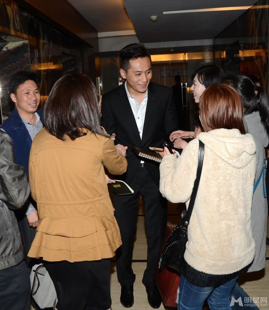 点击大图看下一张：刘烨被粉丝围堵求签名 进电梯不忘送飞吻(0)