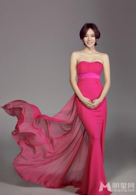 点击大图看下一张：姜妍粉嫩红裙低胸可爱写真(4)