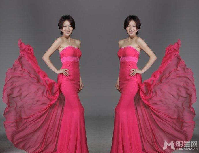 点击大图看下一张：姜妍粉嫩红裙低胸可爱写真(0)