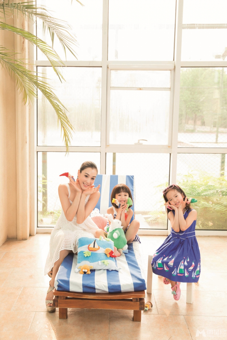 点击大图看下一张：钟丽缇亲子写真曝光 母女三人玩转童年(3)