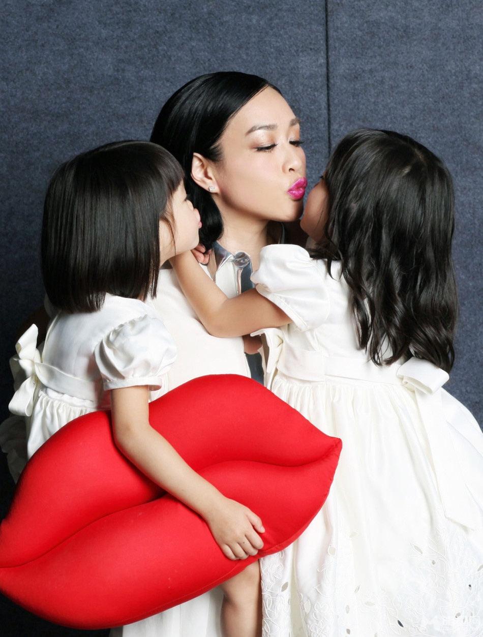 点击大图看下一张：钟丽缇携女儿拍时尚COSMO杂志写真(3)
