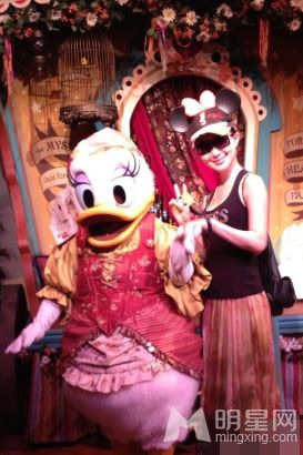 点击大图看下一张：舒畅美国度假游迪士尼 可爱扮相遭米老鼠索吻(3)