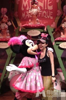 点击大图看下一张：舒畅美国度假游迪士尼 可爱扮相遭米老鼠索吻(4)