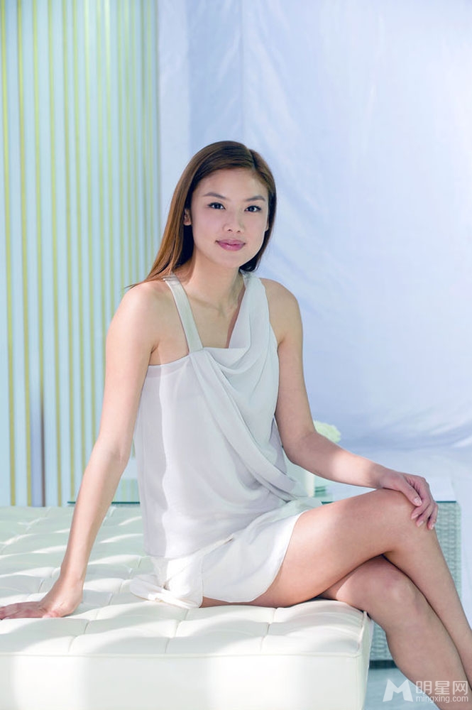 点击大图看下一张：乐基儿最新白裙广告写真 皮肤白皙(3)