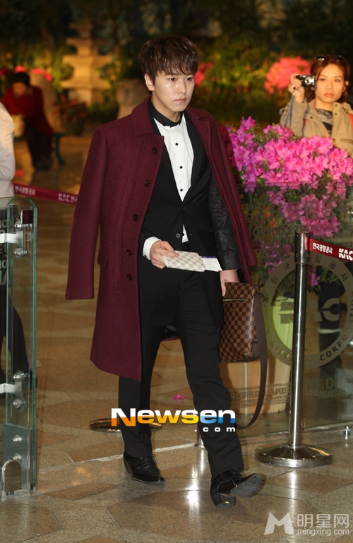 点击大图看下一张：Super Junior李晟敏机场时尚(5)