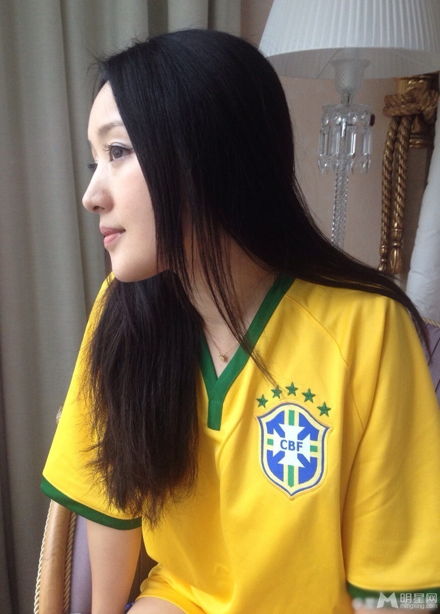 点击大图看下一张：杨钰莹晒巴西球衣美照 为内马尔加油助威(2)