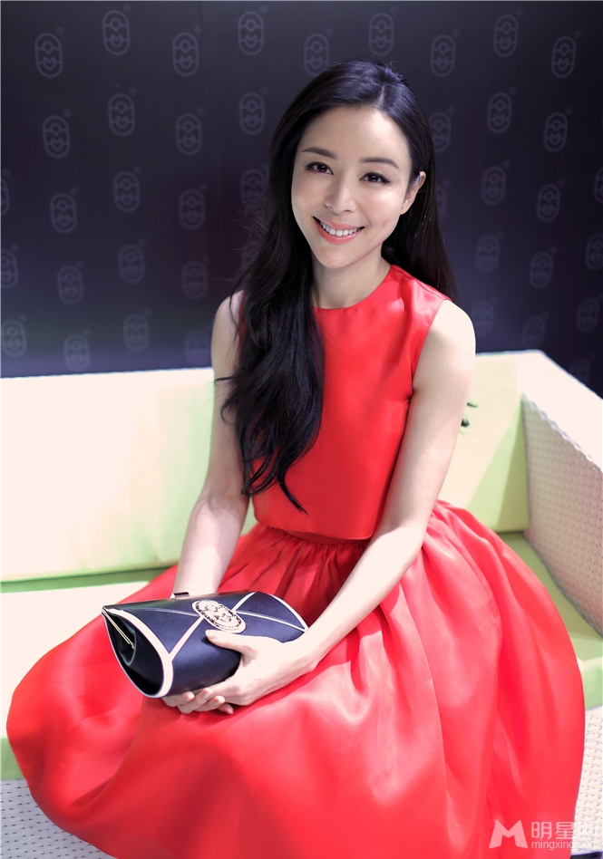 点击大图看下一张：张静初红裙现身 绽放迷人笑容(5)