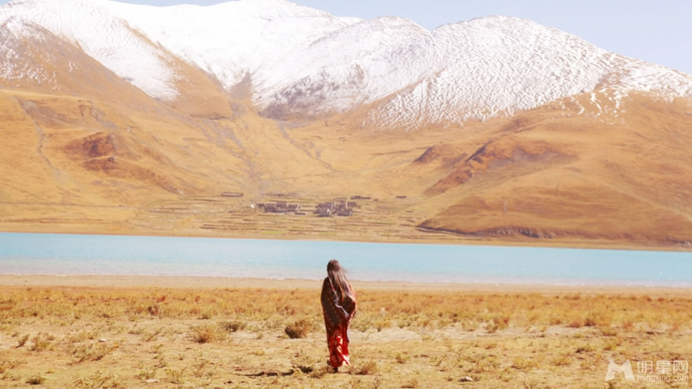 点击大图看下一张：张辛苑西藏冬日写真 演绎民族风格(0)