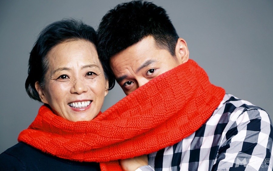 点击大图看下一张：朱雨辰与母亲拍圣诞大片 红色围巾传递母子温馨(3)