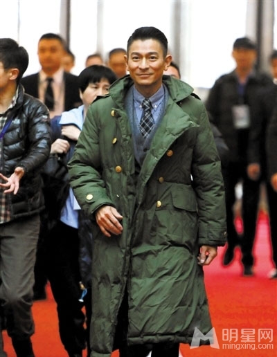点击大图看下一张：刘德华范冰冰 盘点明星着军大衣的片场靓照(2)