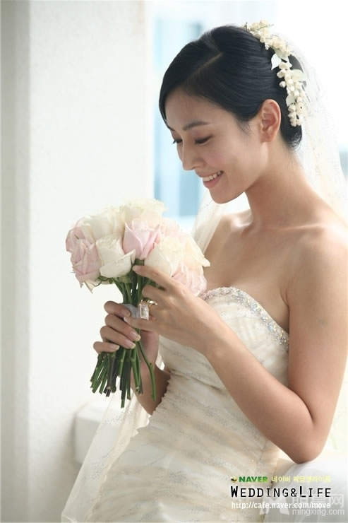 点击大图看下一张：金素妍甜美成熟婚纱写真(0)
