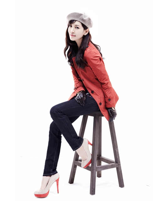 点击大图看下一张：金素妍时尚职业成熟写真(6)