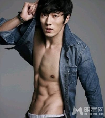 点击大图看下一张：韩国最新完美腹肌的男明星排行榜Top10(5)