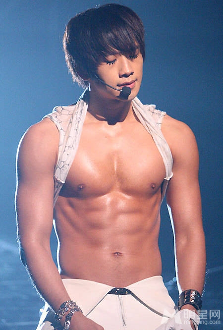 点击大图看下一张：韩国最新完美腹肌的男明星排行榜Top10(7)