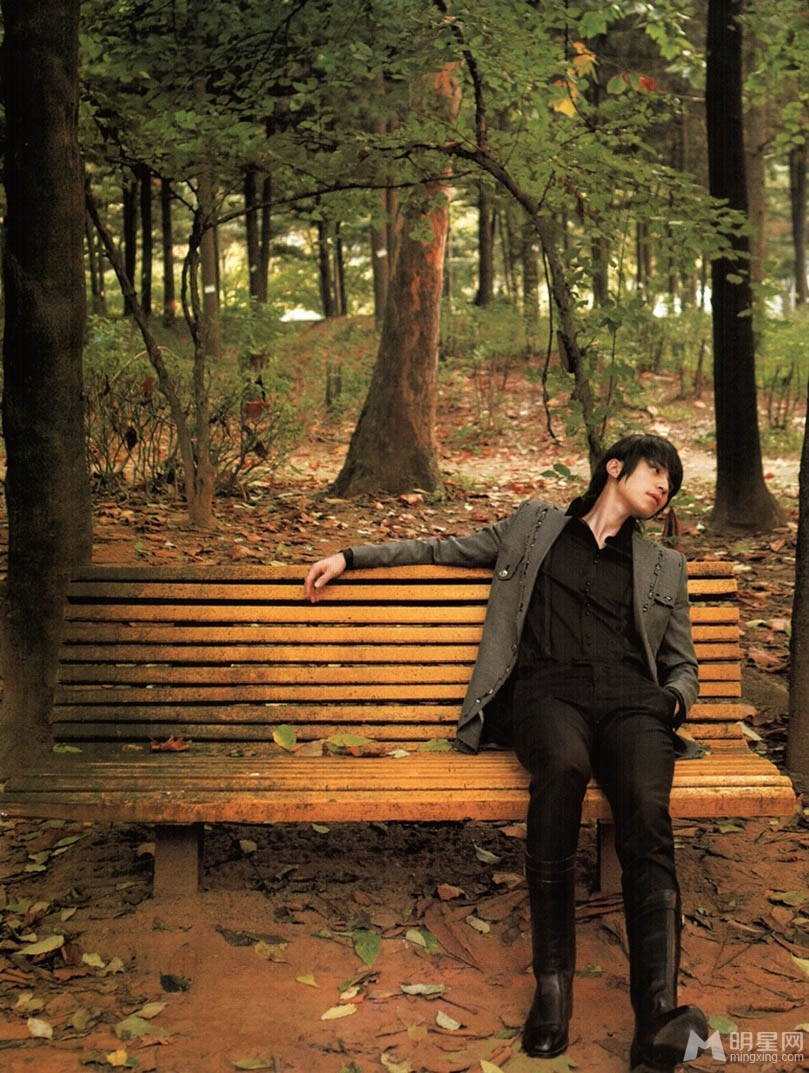 点击大图看下一张：忧郁王子李东旭森林里的写真集(3)