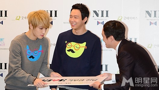 点击大图看下一张:韩团JYJ亮相粉丝见面会 着可爱衣服大肆卖萌(9)