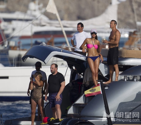 点击大图看下一张：罗紫琳与富豪男友现身莱昂纳多游艇派对(5)