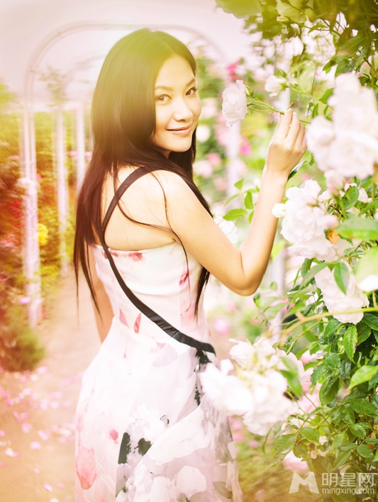 点击大图看下一张：徐静蕾法国花园写真 蔷薇花丛中浅笑嫣然(3)