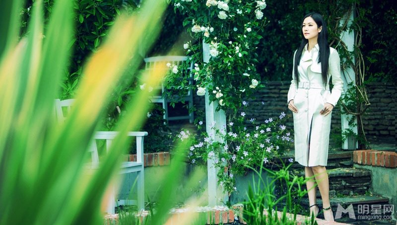 点击大图看下一张：徐静蕾法国花园写真 蔷薇花丛中浅笑嫣然(4)