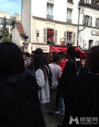 点击大图看下一张：徐静蕾巴黎街头卖艺 与黑哥们同唱引喝彩(2)