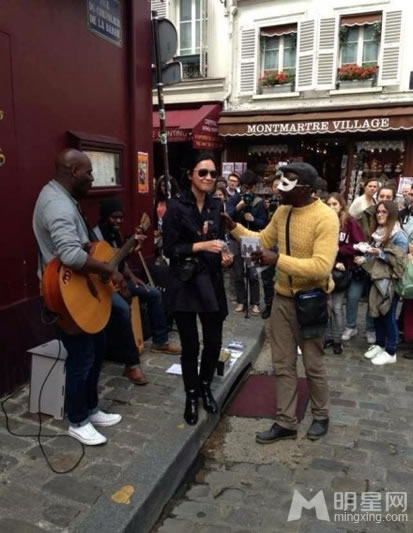 点击大图看下一张：徐静蕾巴黎街头卖艺 与黑哥们同唱引喝彩(0)