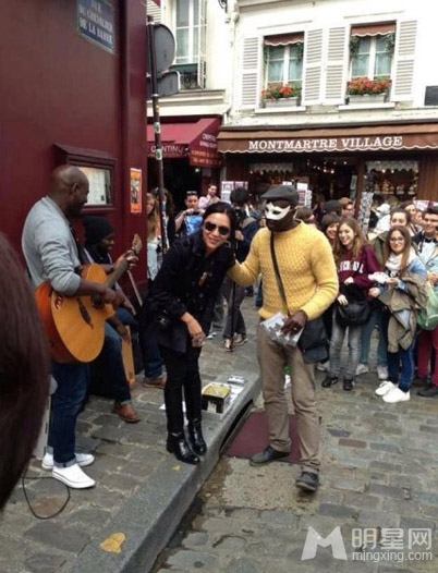 点击大图看下一张：徐静蕾巴黎街头卖艺 与黑哥们同唱引喝彩(5)