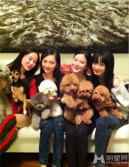 点击大图看下一张:李小璐晒闺蜜团私照 霍思燕董璇悉数出镜(10)