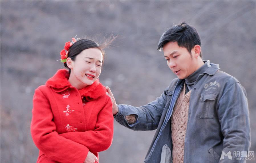 点击大图看下一张:《草帽警察》霍思燕大婚剧照 虐心乡村爱情(7)