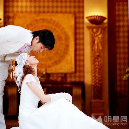 点击大图看下一张：张智霖佘诗曼婚纱写真 唯美浪漫拍广告显温馨(2)