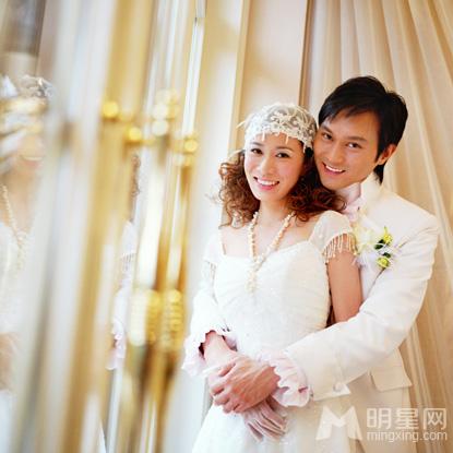 点击大图看下一张：张智霖佘诗曼婚纱写真 唯美浪漫拍广告显温馨(5)
