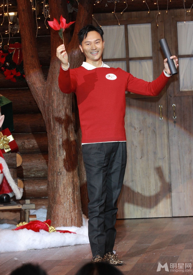 点击大图看下一张：张智霖担任商场圣诞亮灯活动嘉宾 表演魔术(3)