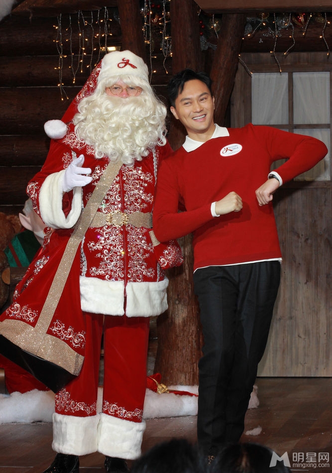点击大图看下一张：张智霖担任商场圣诞亮灯活动嘉宾 表演魔术(2)