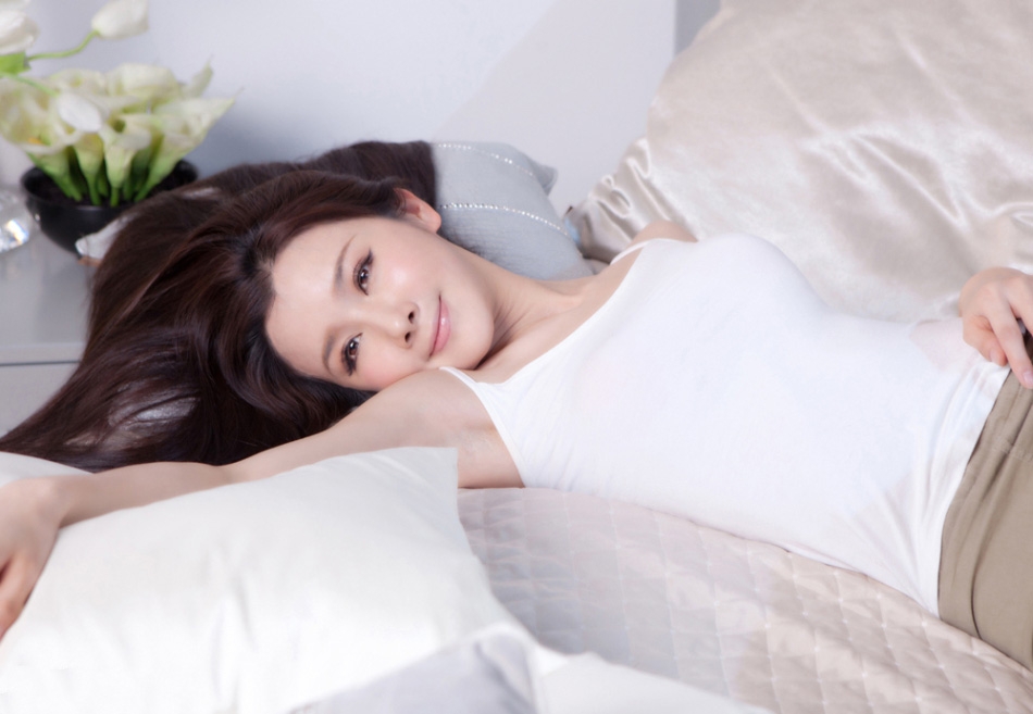 点击大图看下一张：孙菲菲时尚杂志拍摄的床上大片演绎纯美诱惑(3)