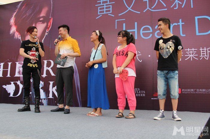 点击大图看下一张:黄义达带病举行新专辑Heart Disk签唱会(9)