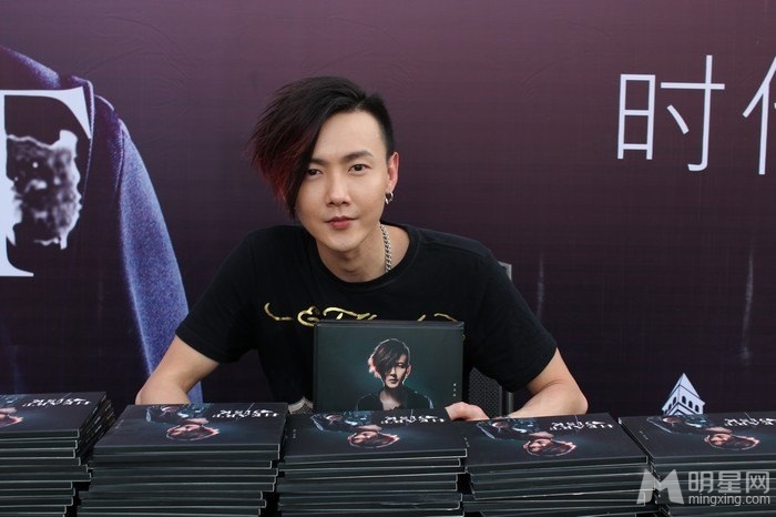 点击大图看下一张:黄义达带病举行新专辑Heart Disk签唱会(12)