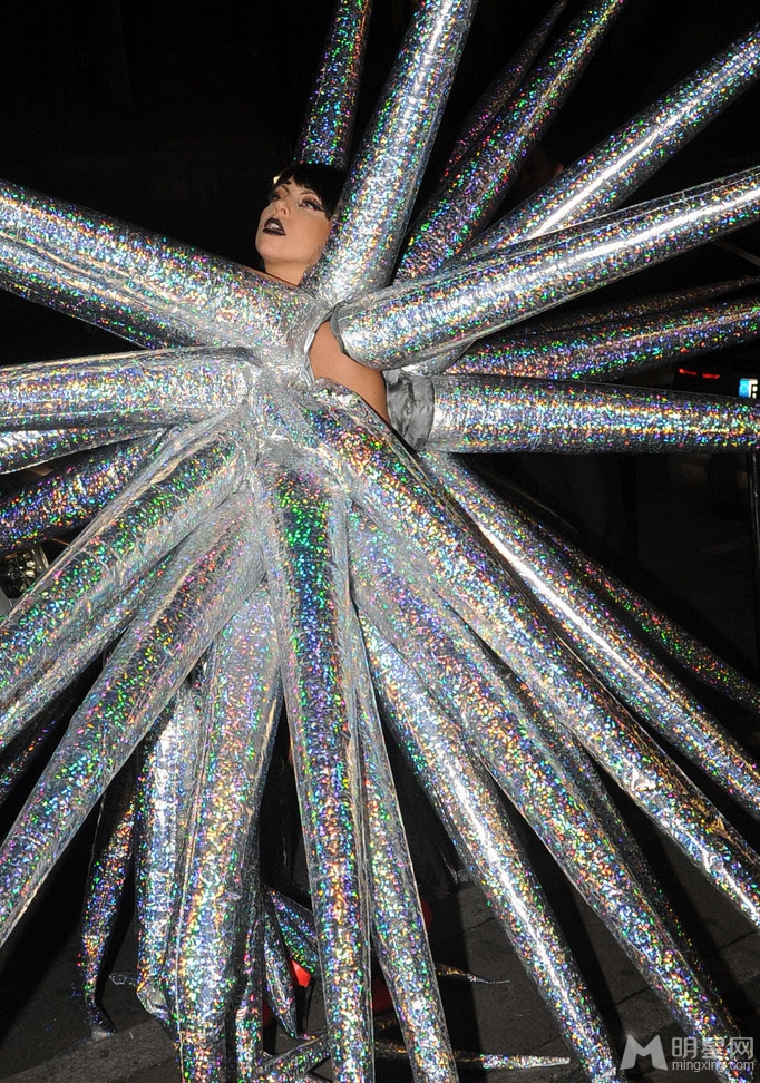 点击大图看下一张：Lady Gaga雷人造型出街 奇葩装扮夺眼球(2)