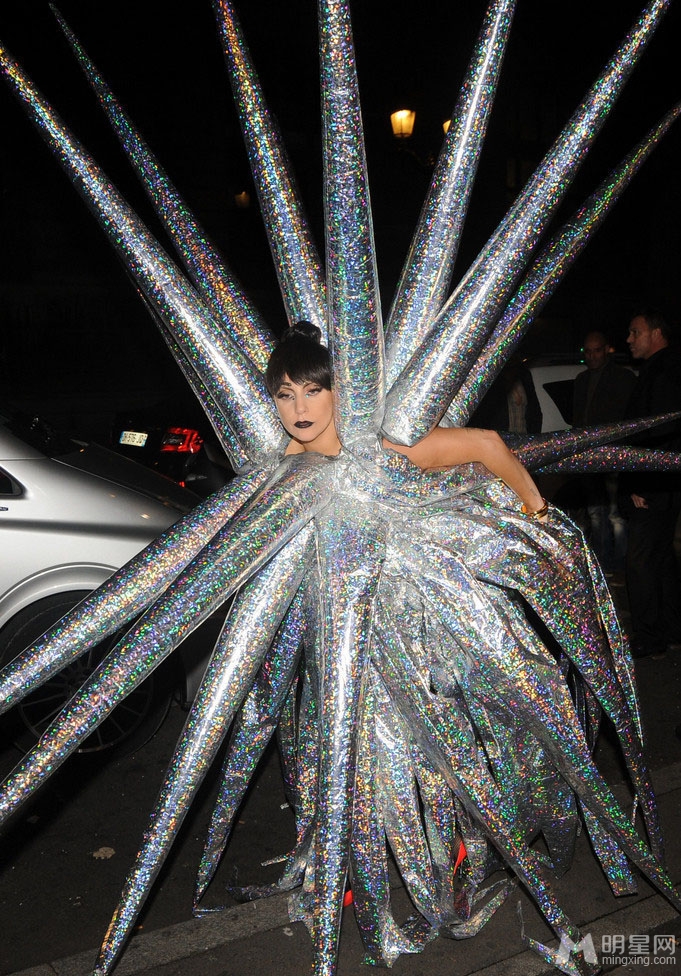 点击大图看下一张：Lady Gaga雷人造型出街 奇葩装扮夺眼球(4)