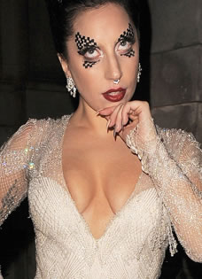 Lady Gaga爆乳出境 奇葩妆容成功博眼球