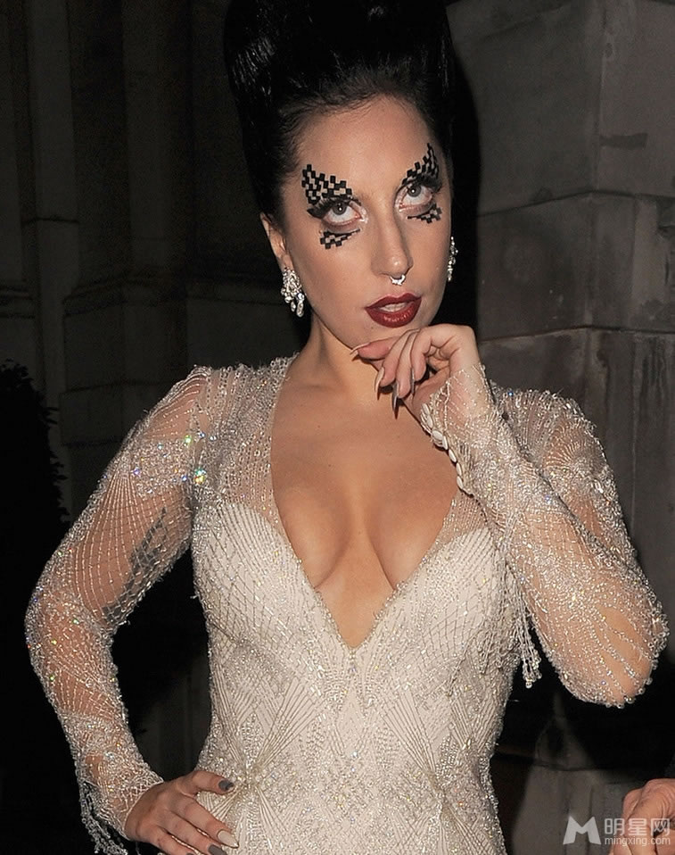 点击大图看下一张：Lady Gaga爆乳出境 奇葩妆容成功博眼球(0)