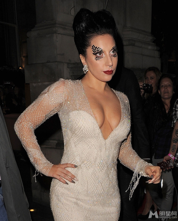 点击大图看下一张：Lady Gaga爆乳出境 奇葩妆容成功博眼球(4)
