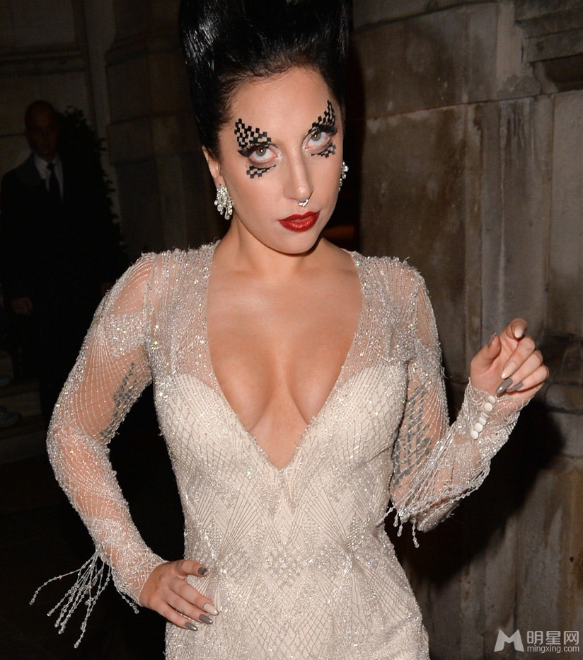 点击大图看下一张：Lady Gaga爆乳出境 奇葩妆容成功博眼球(3)