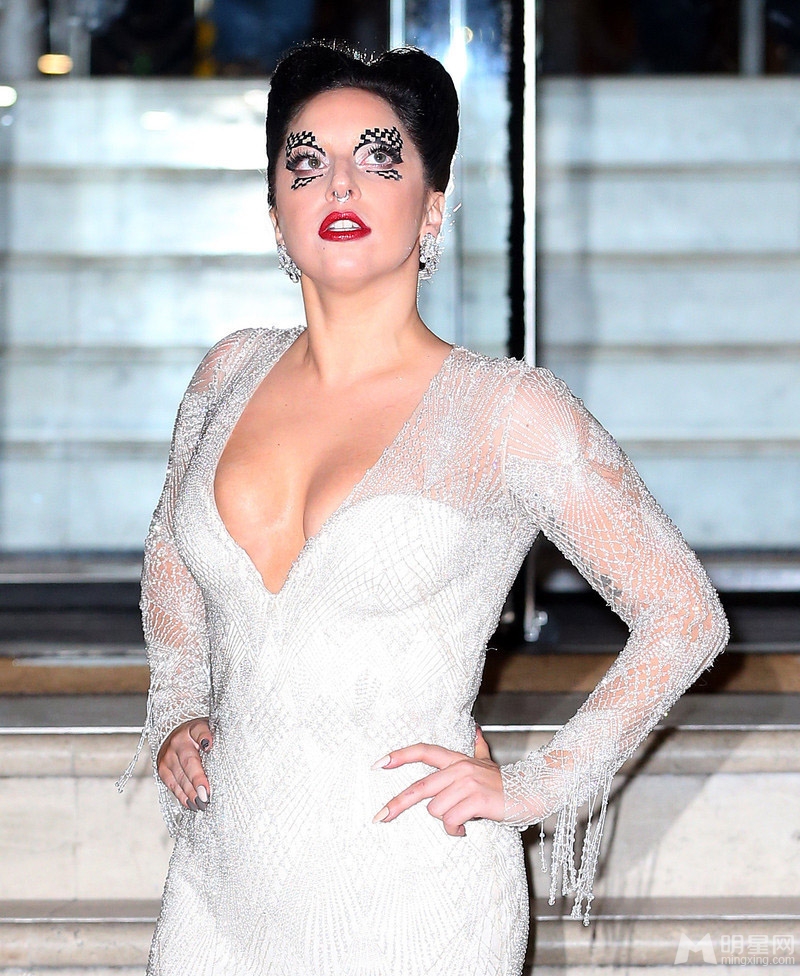 点击大图看下一张：Lady Gaga爆乳出境 奇葩妆容成功博眼球(5)