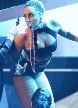 Lady Gaga演唱会上演脱衣秀 臃肿身形不堪入目